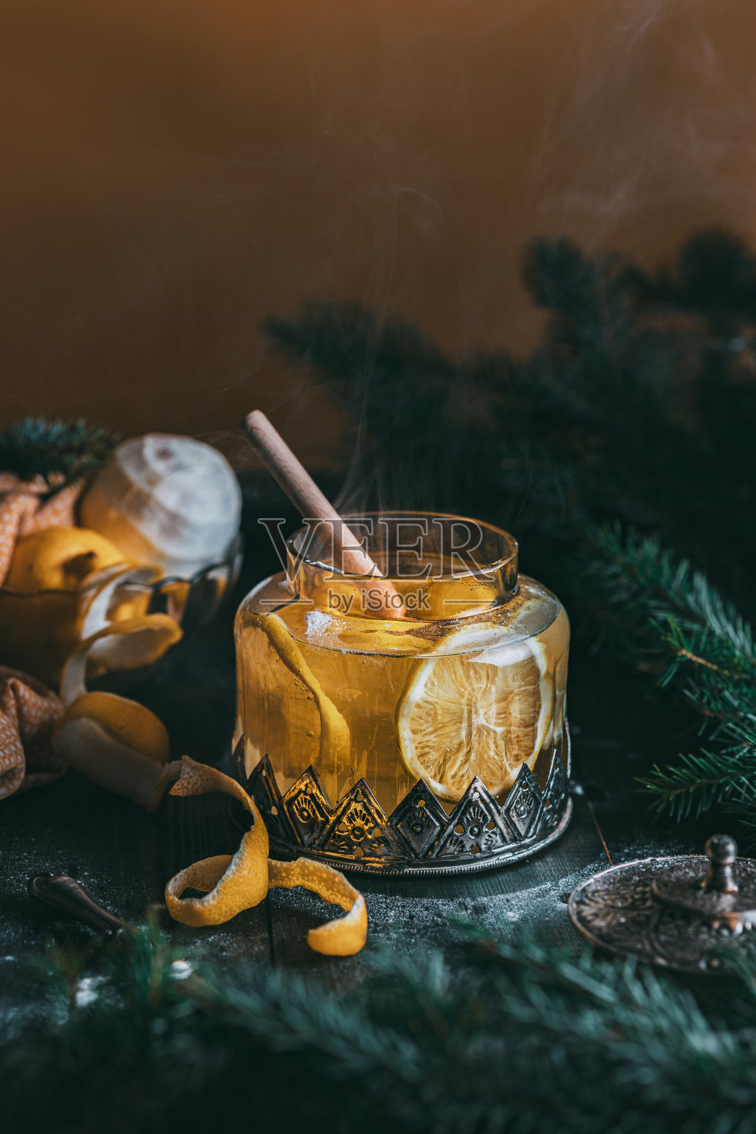 秋季或冬季的热茶加柠檬和糖和蒸汽在杯子上方的黑色背景照片摄影图片