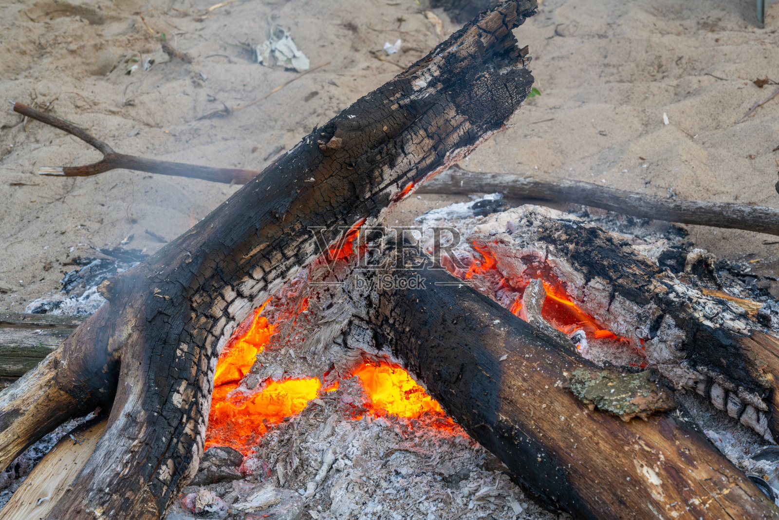 夜晚篝火的火焰。冒险旅游的生活方式。概念旅游热。活跃的周末假期，野外自然户外。照片摄影图片