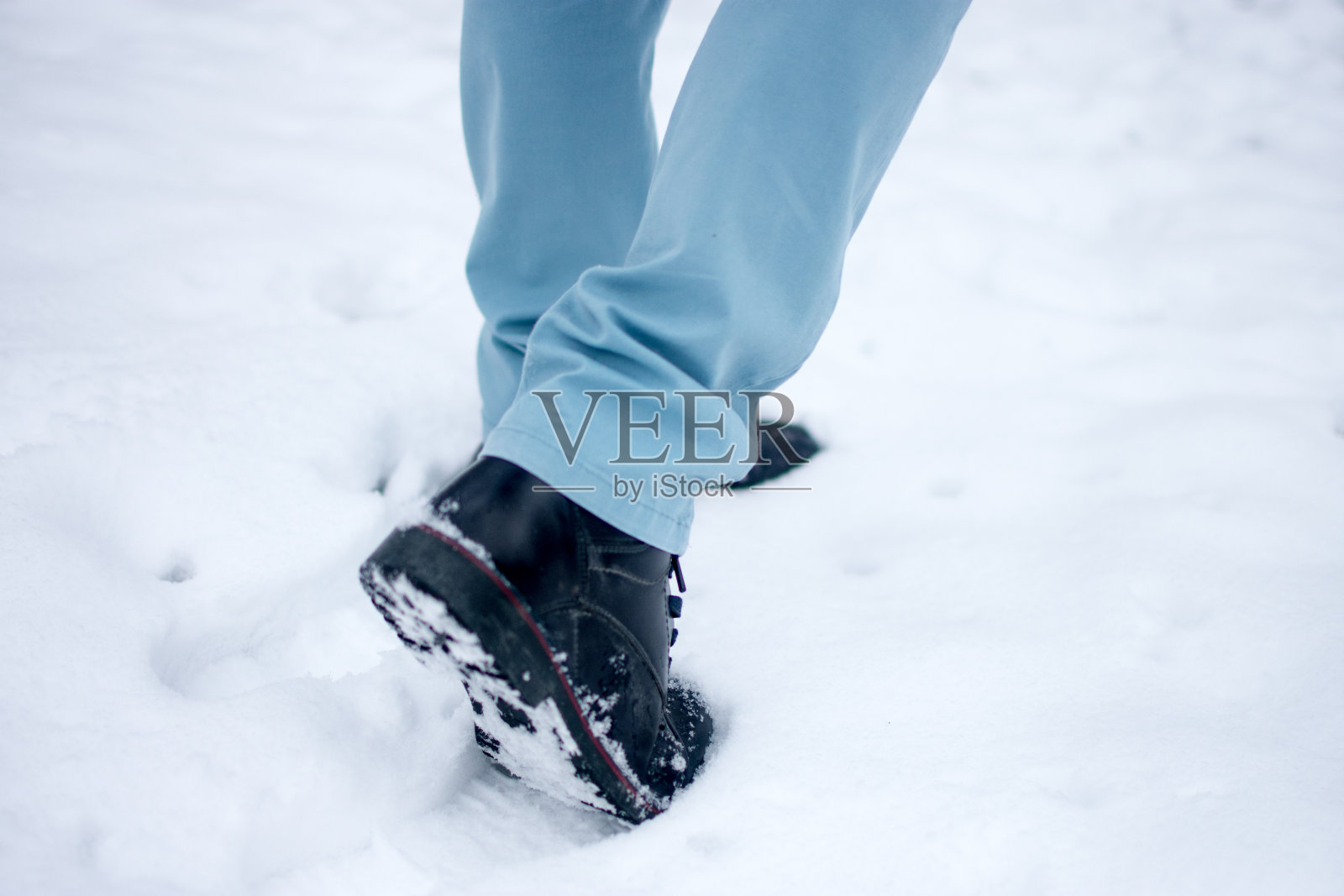 雪地里穿着靴子的男人的脚照片摄影图片