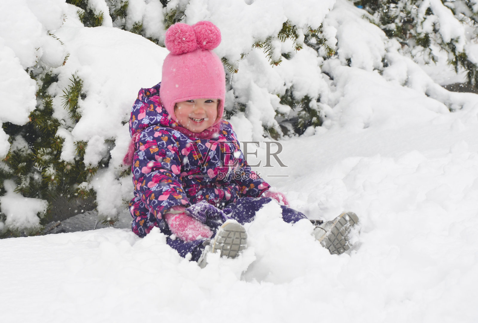 白种人小孩穿着冬装在户外玩耍照片摄影图片