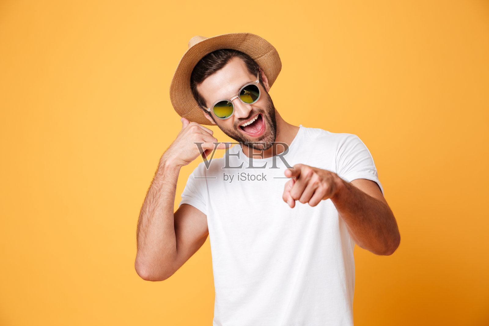 英俊的年轻人微笑着指指点点。照片摄影图片