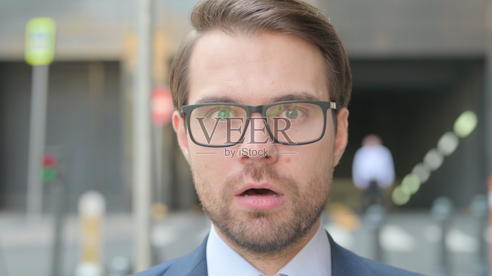 年轻商人的脸的特写与震惊的表情照片摄影图片