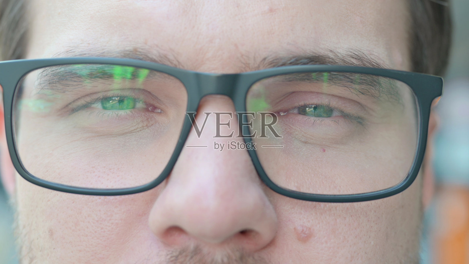 近距离的眨眼的眼睛看着相机照片摄影图片