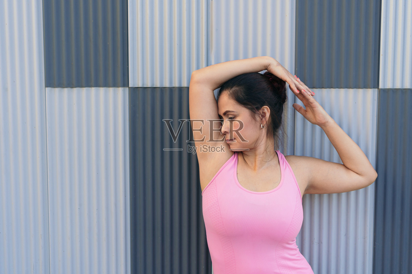 在公园里训练的女人闻着自己的腋窝照片摄影图片