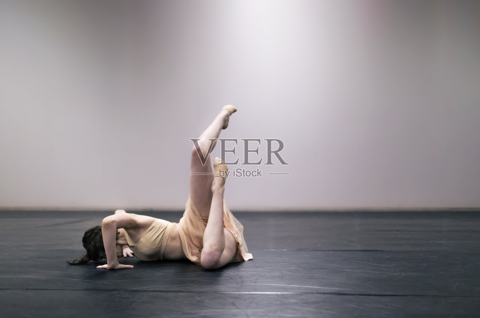 年轻女孩在舞台上表演现代舞照片摄影图片