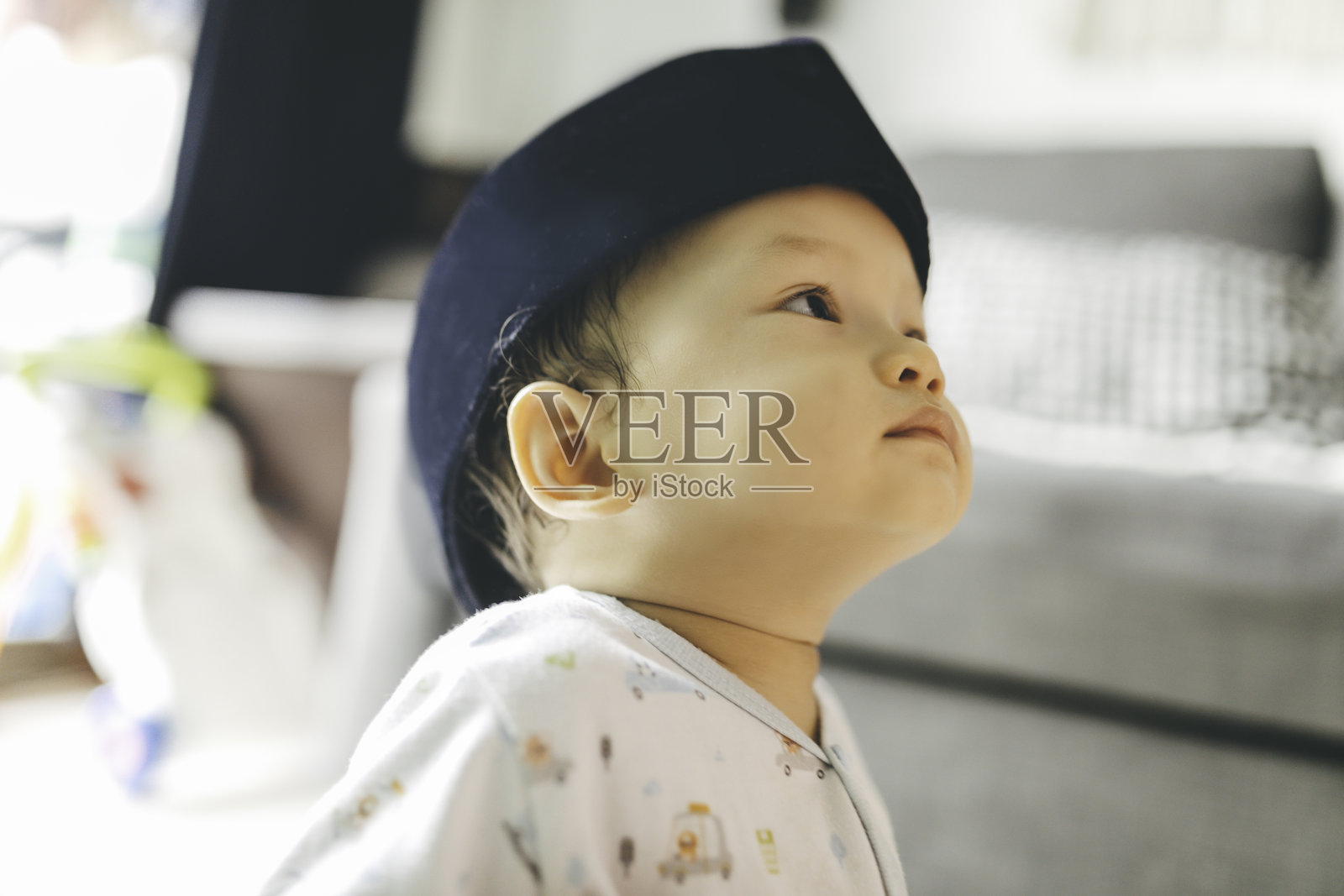 戴着胡桃帽的婴儿照片摄影图片