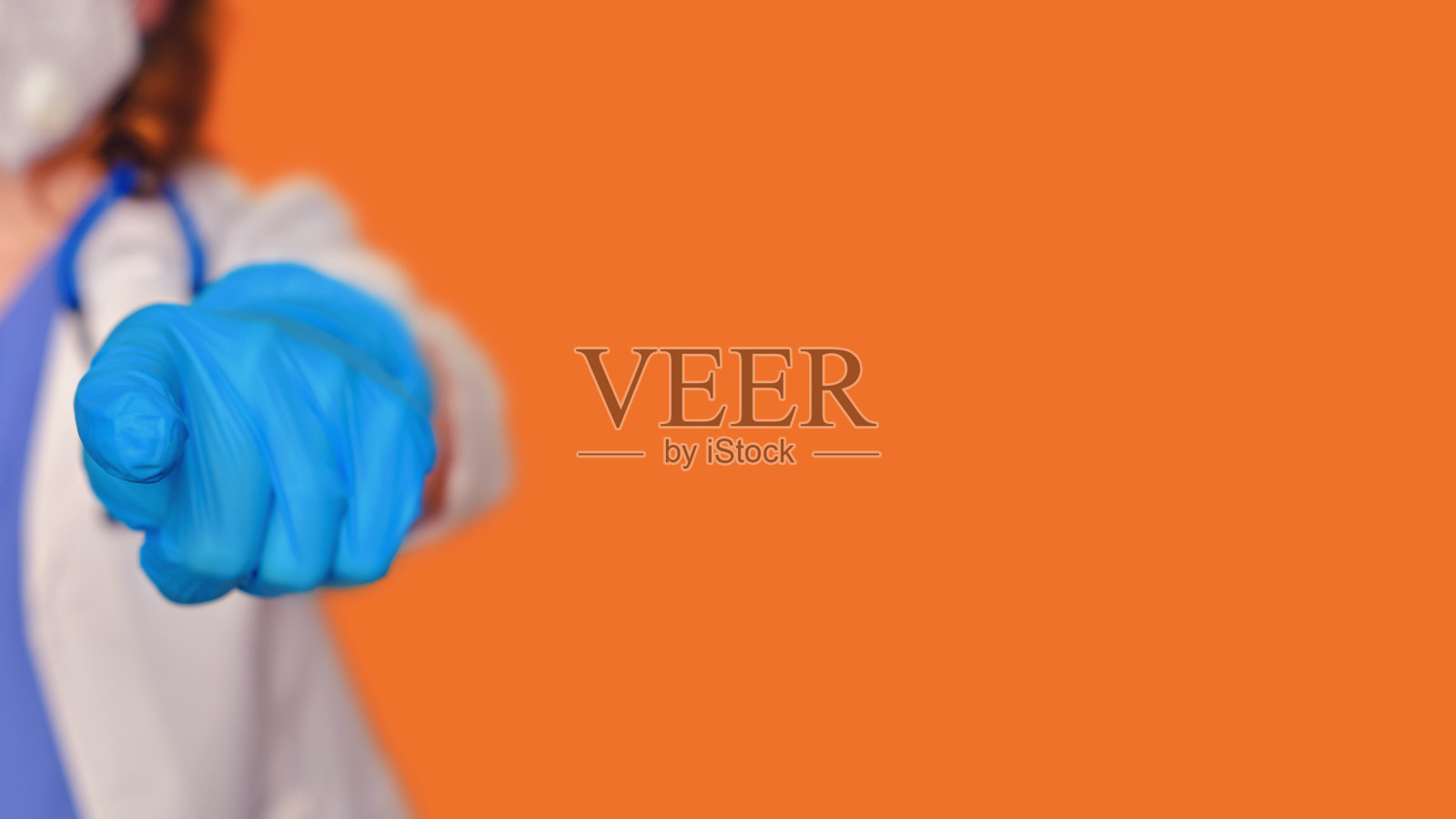 拿着医用手套指指你，横幅复制空间照片摄影图片