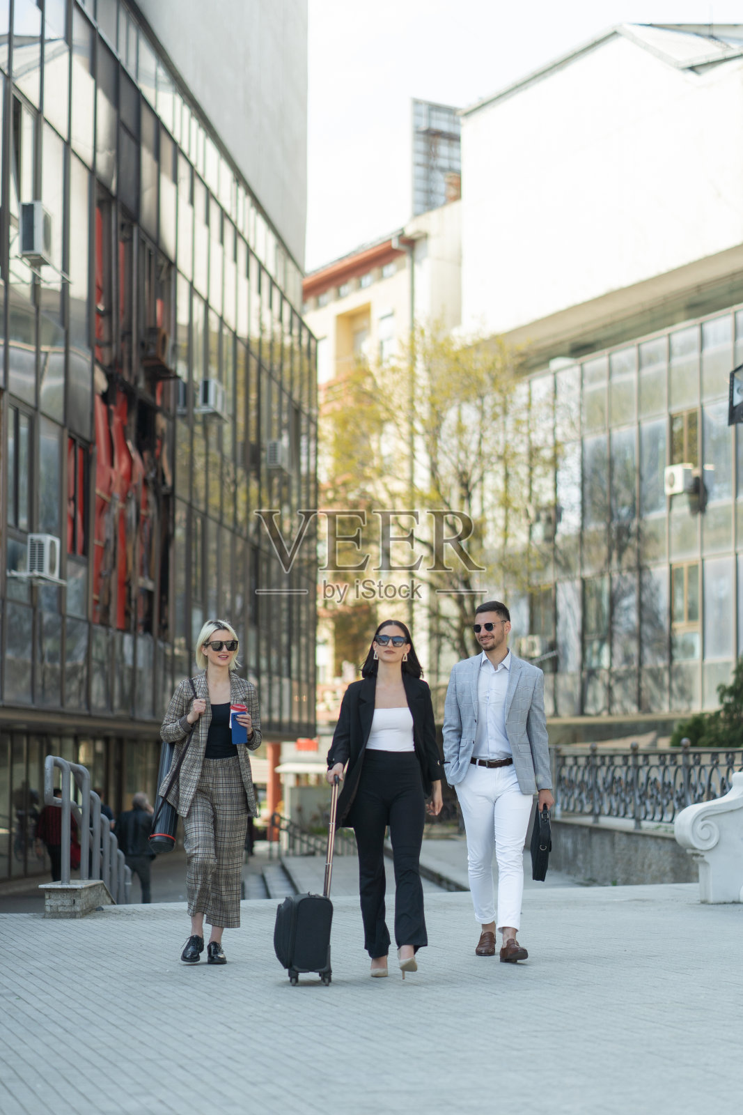 老板和她的助手照片摄影图片