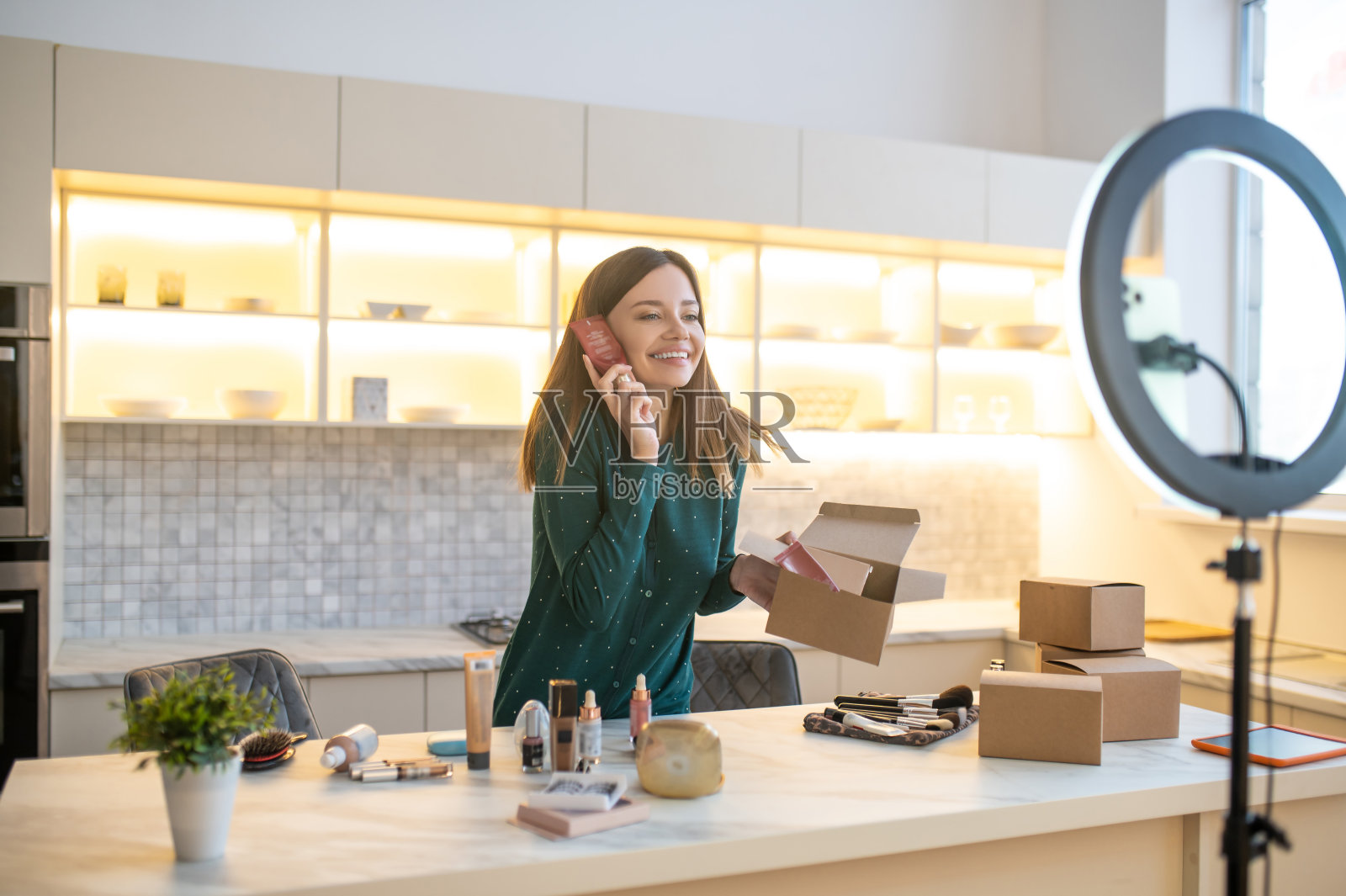 美容师展示护肤新产品照片摄影图片