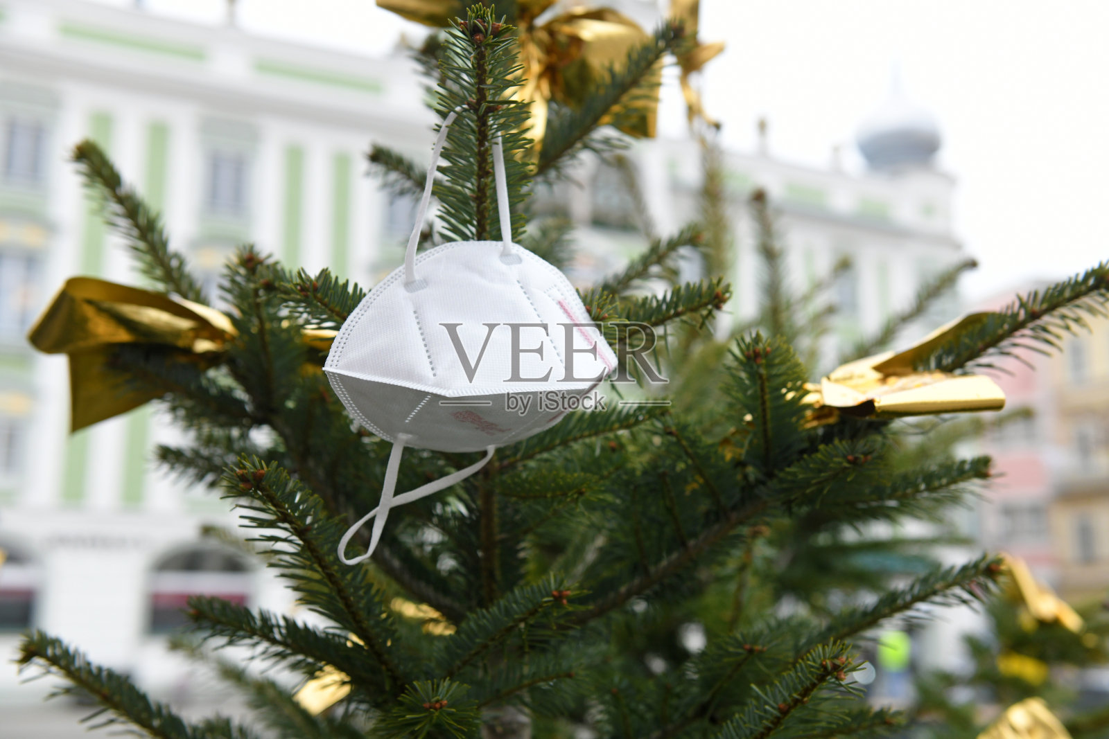 FFP2掩码和圣诞树照片摄影图片