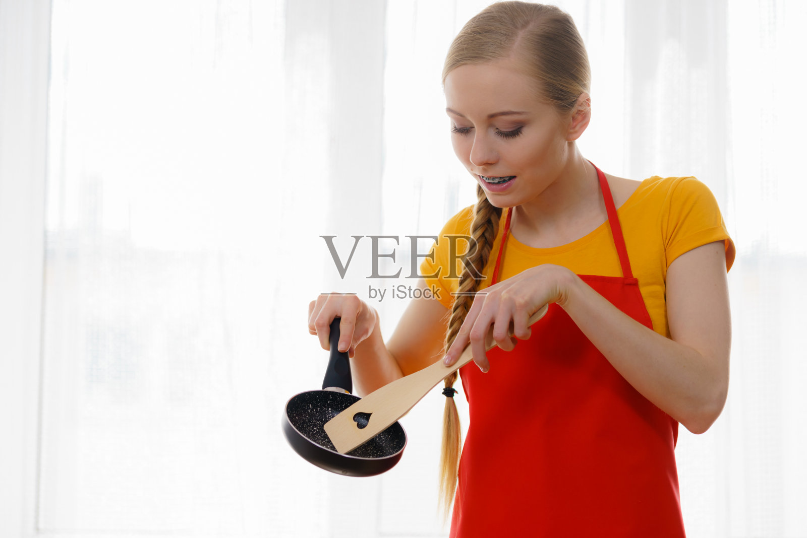 拿着锅子和锅铲的女人照片摄影图片