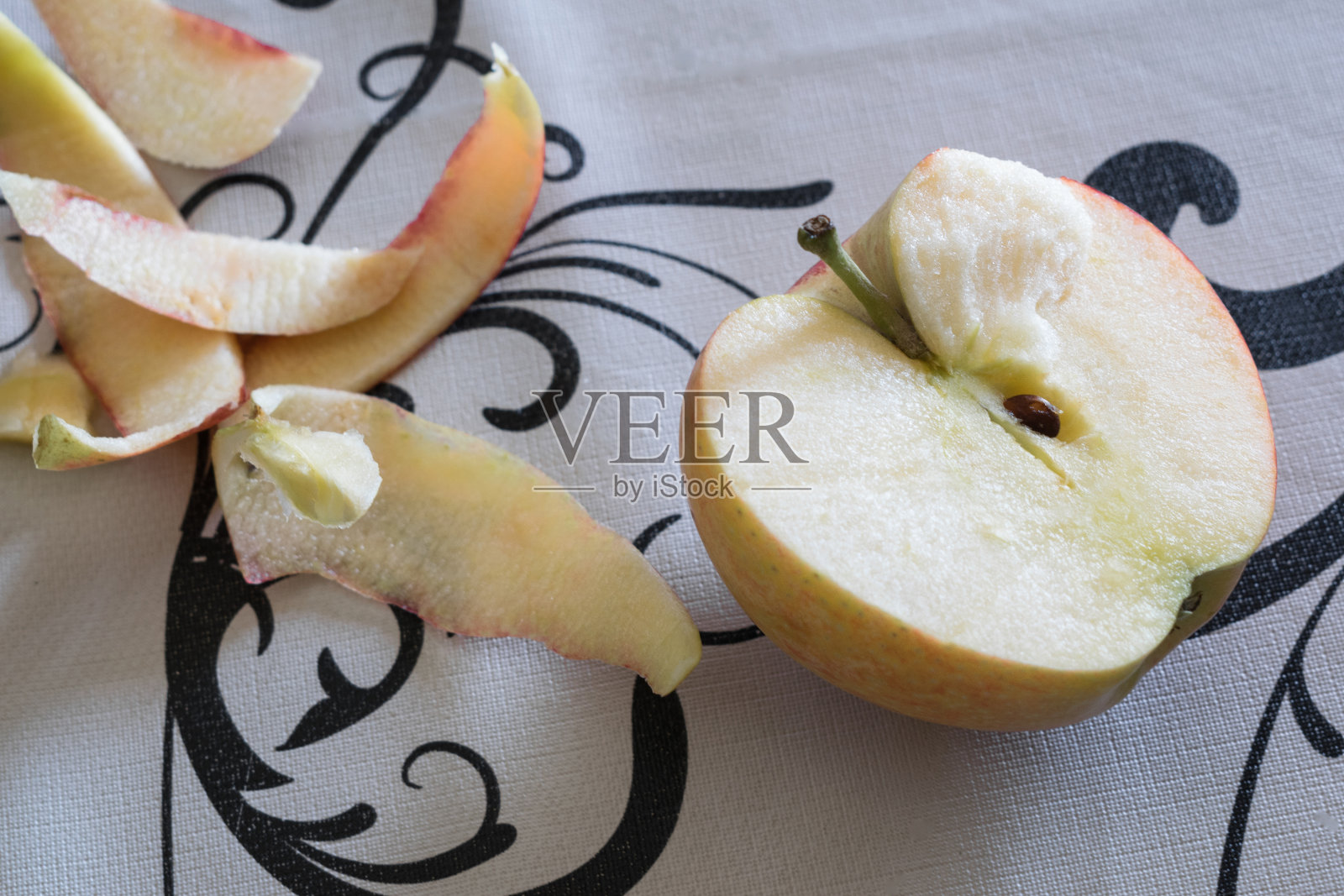 用苹果皮切成两半照片摄影图片