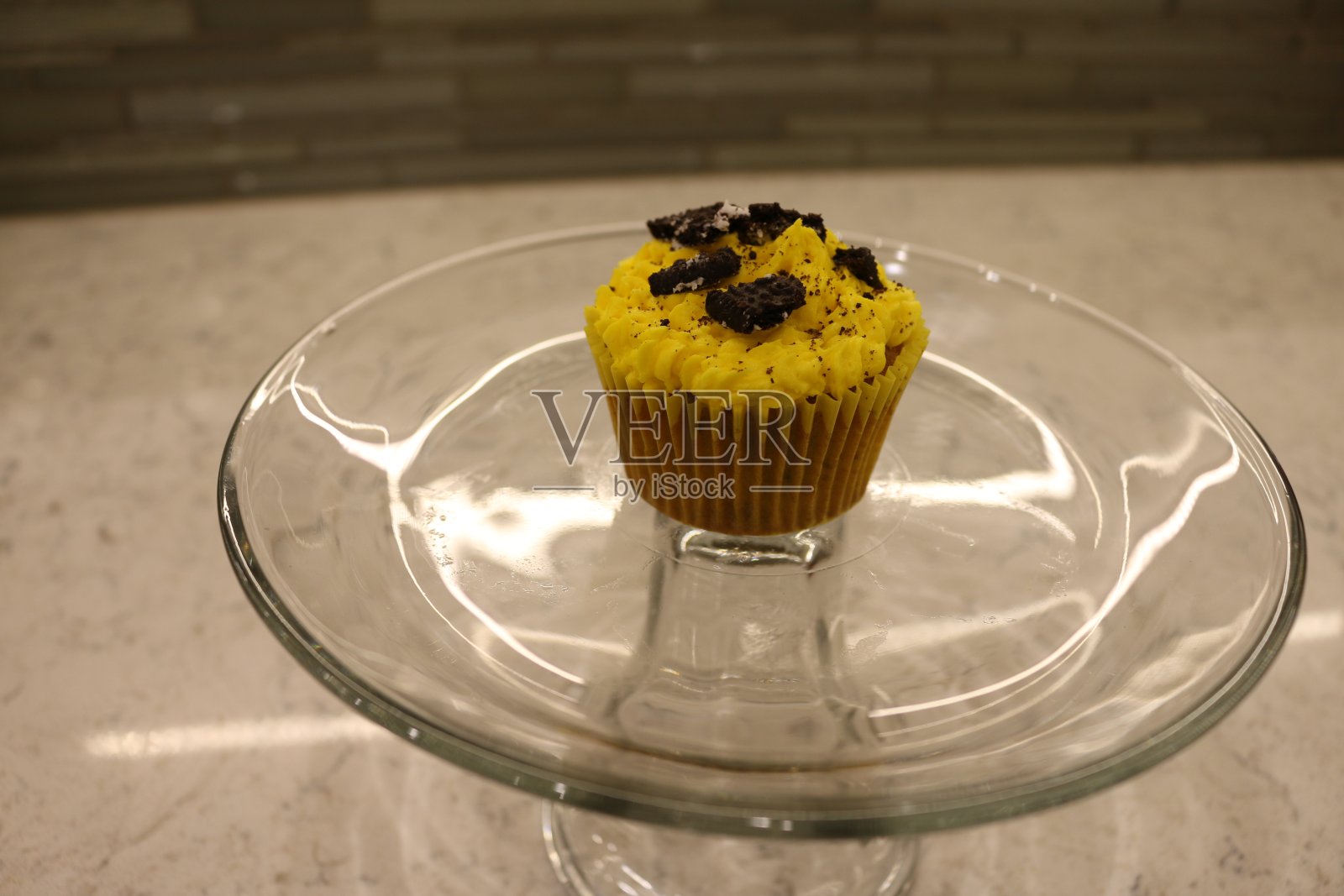 白色柜台上的黄色纸杯蛋糕照片摄影图片