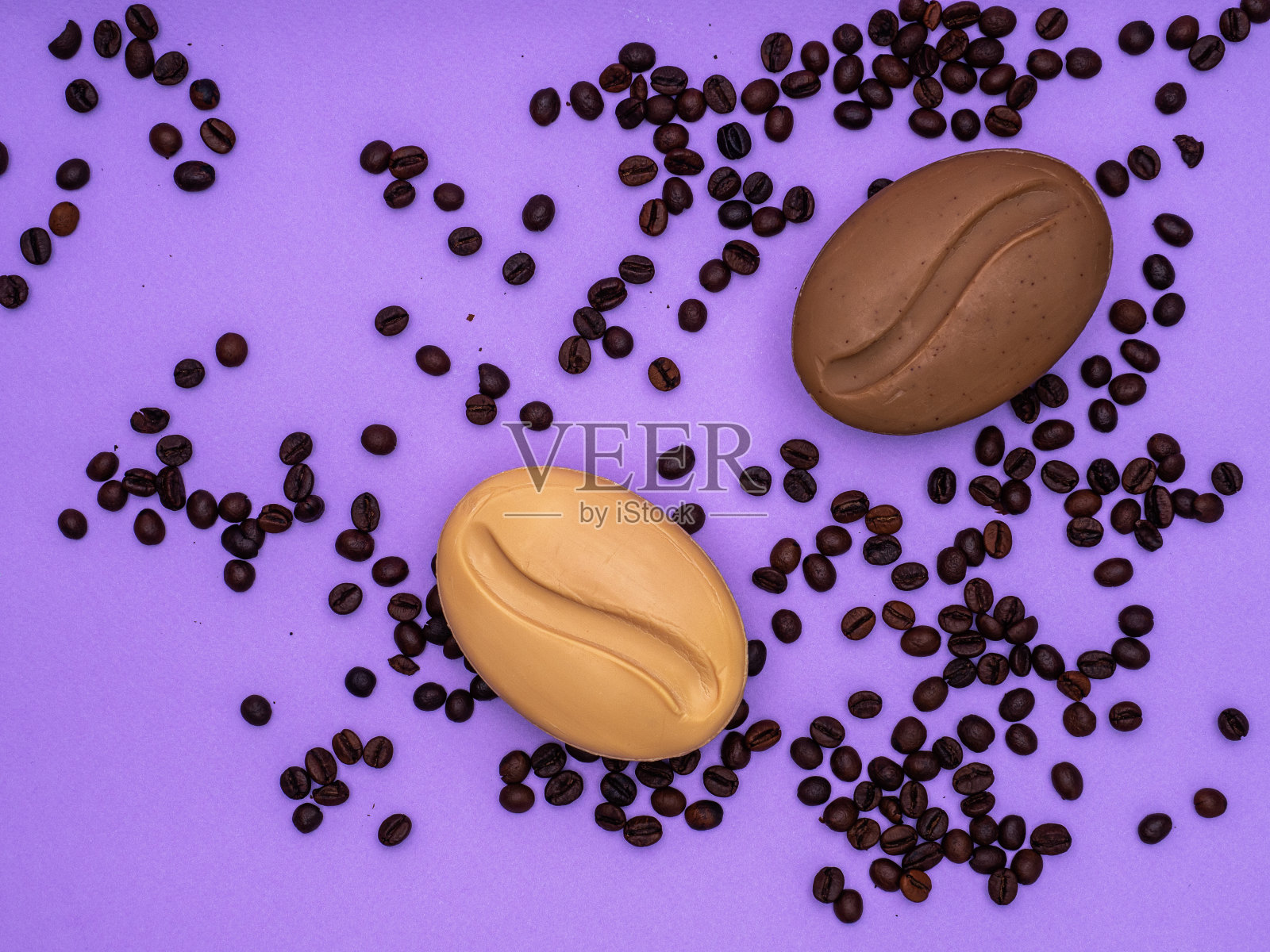 以咖啡的形式在紫色的背景上用咖啡豆做成的肥皂照片摄影图片