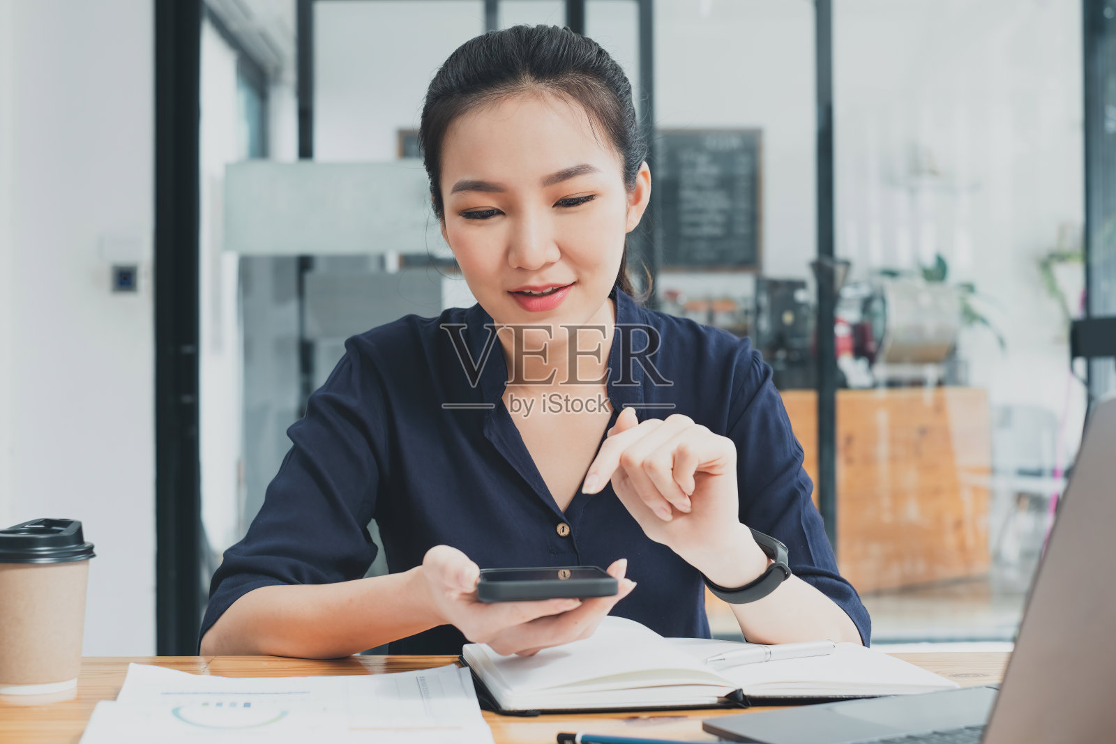 商业女性与网上银行申请获得数字储蓄账户的KYC。网络安全的概念。照片摄影图片