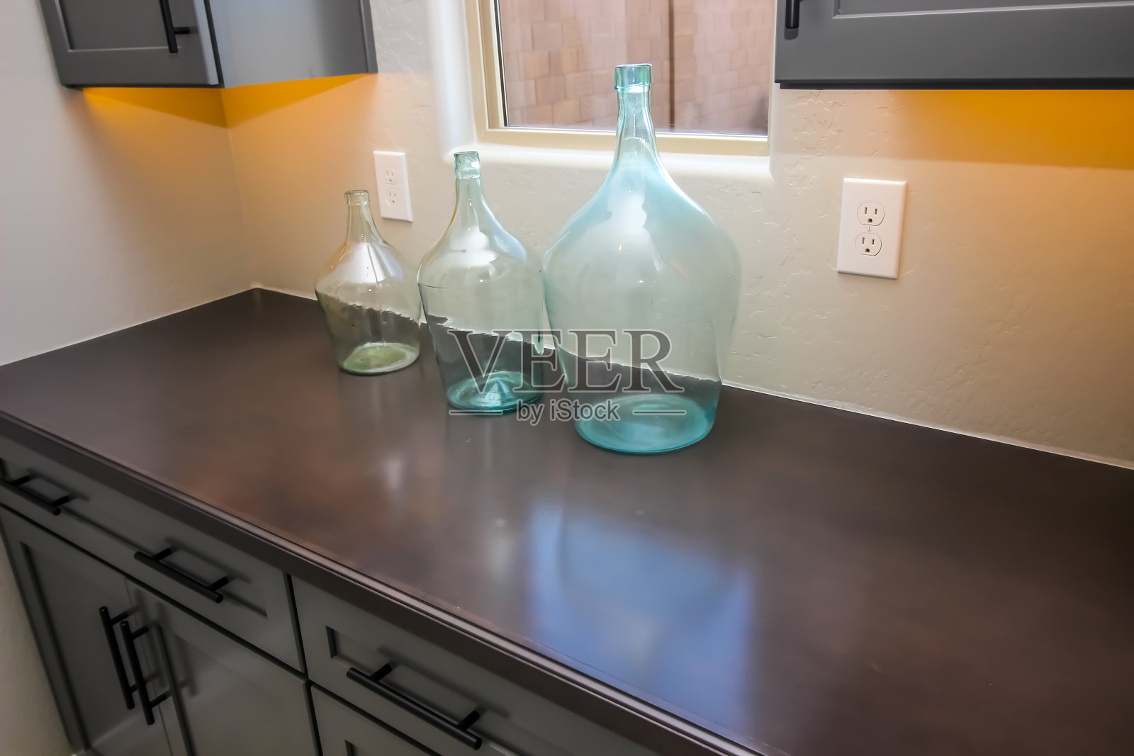 厨房柜台与各种大小的玻璃瓶照片摄影图片