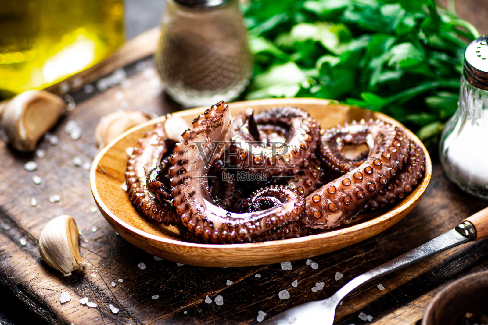 木盘上的章鱼。照片摄影图片