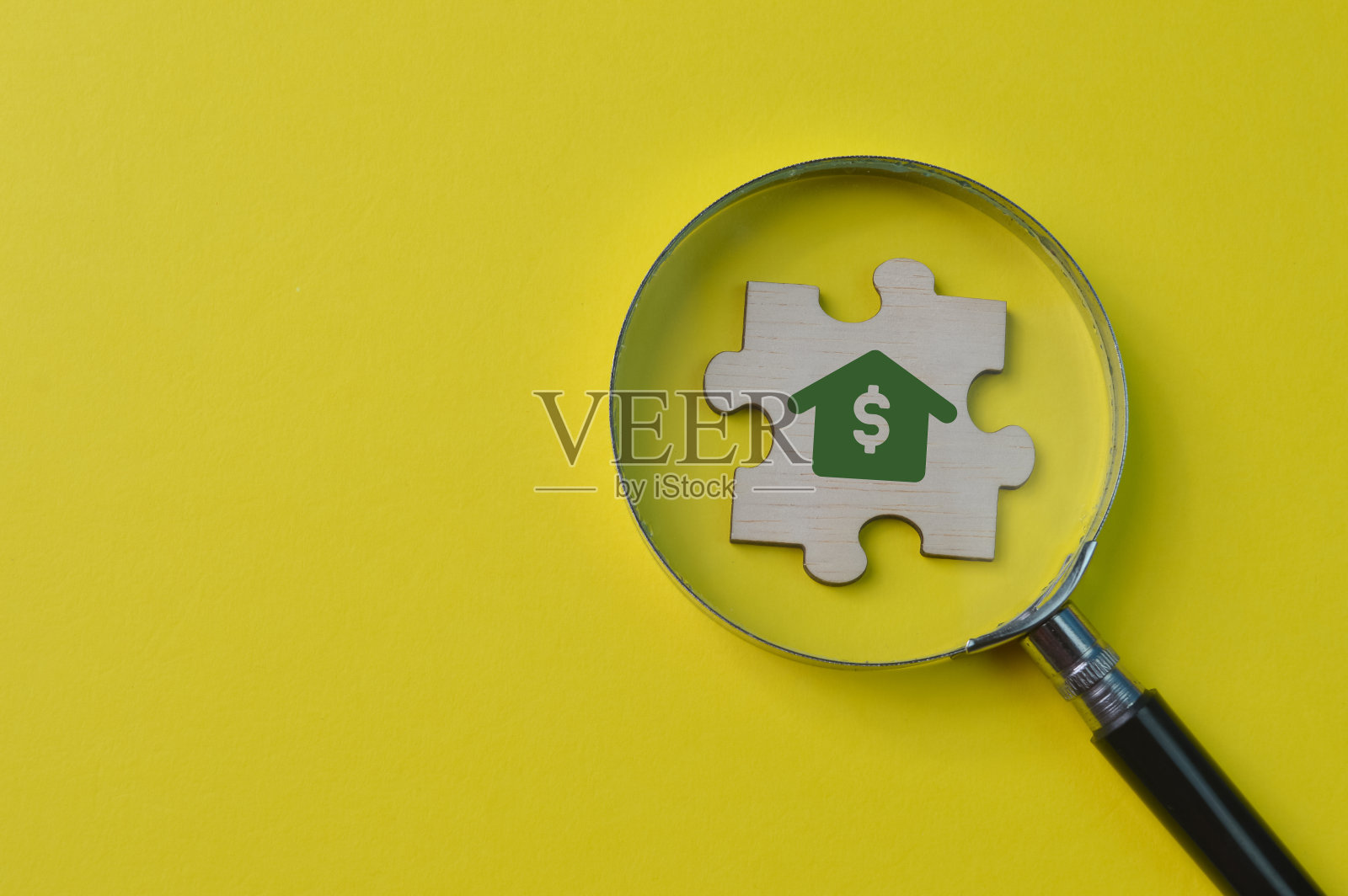 带有家和钱符号的木制拼图。房地产商业贷款概念。照片摄影图片