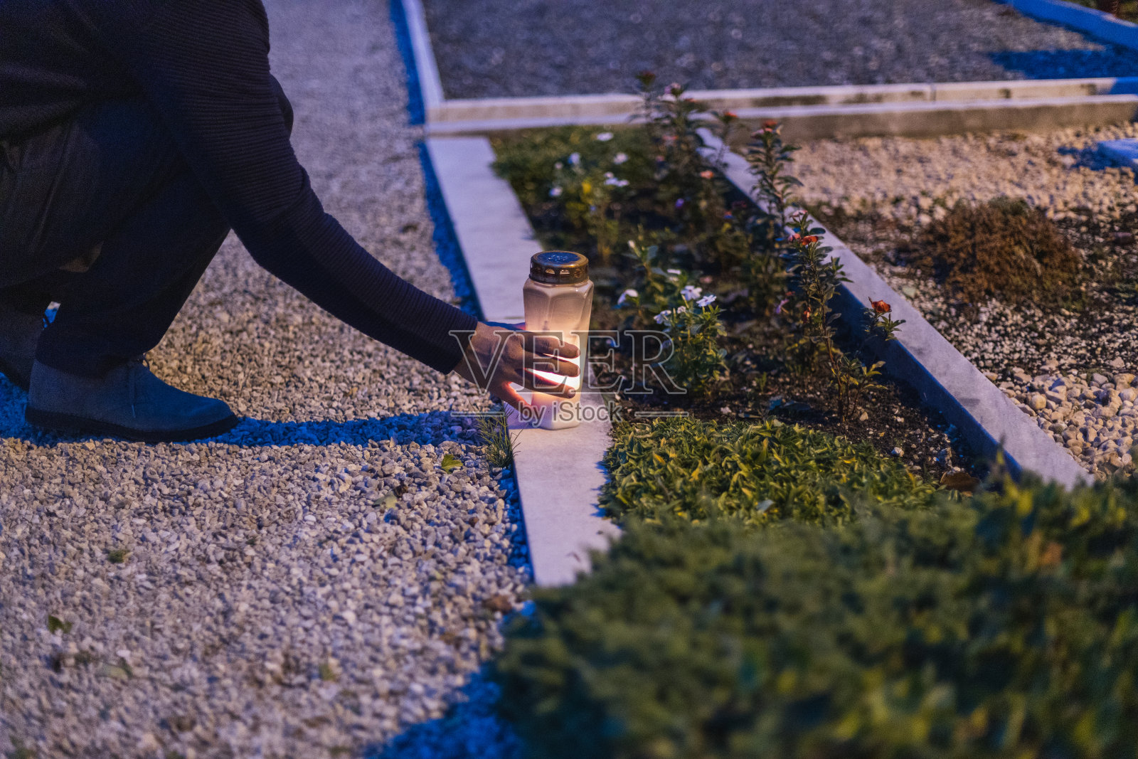在墓地旁点燃蜡烛照片摄影图片