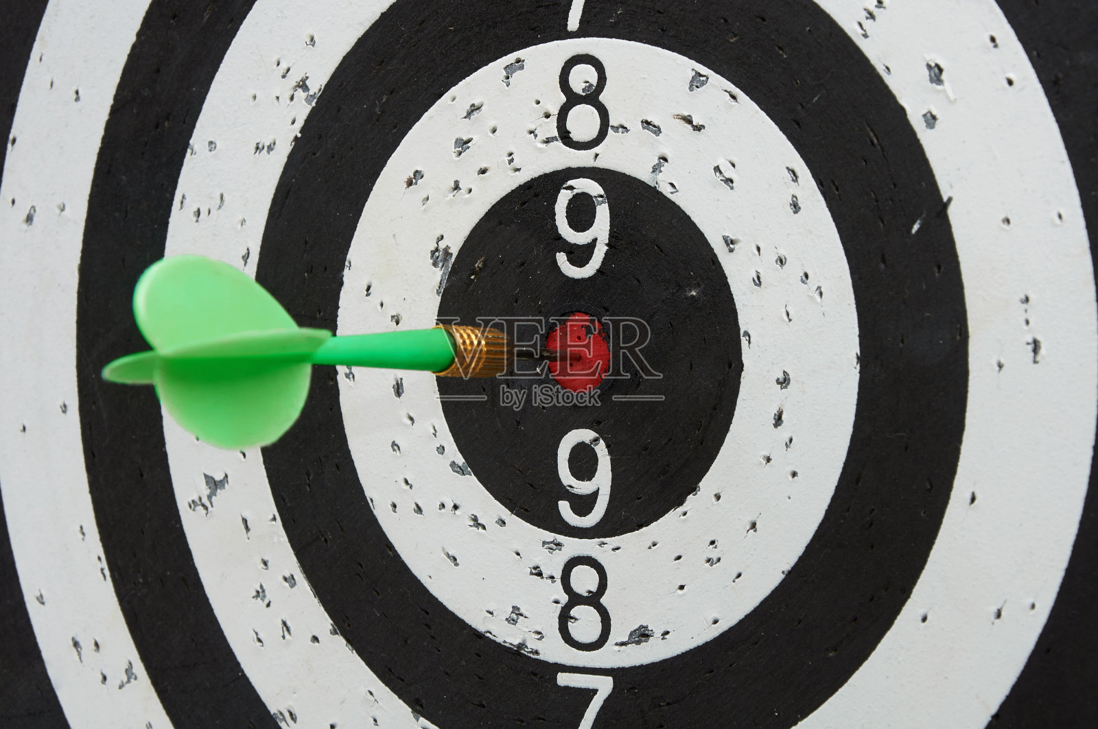 绿色飞镖在目标中心区域照片摄影图片