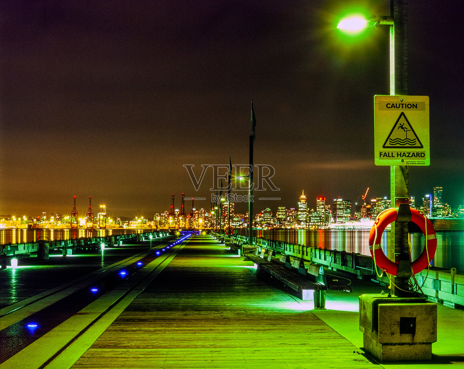 晚上在Burrard干船坞码头与温哥华市中心，BC省照片摄影图片