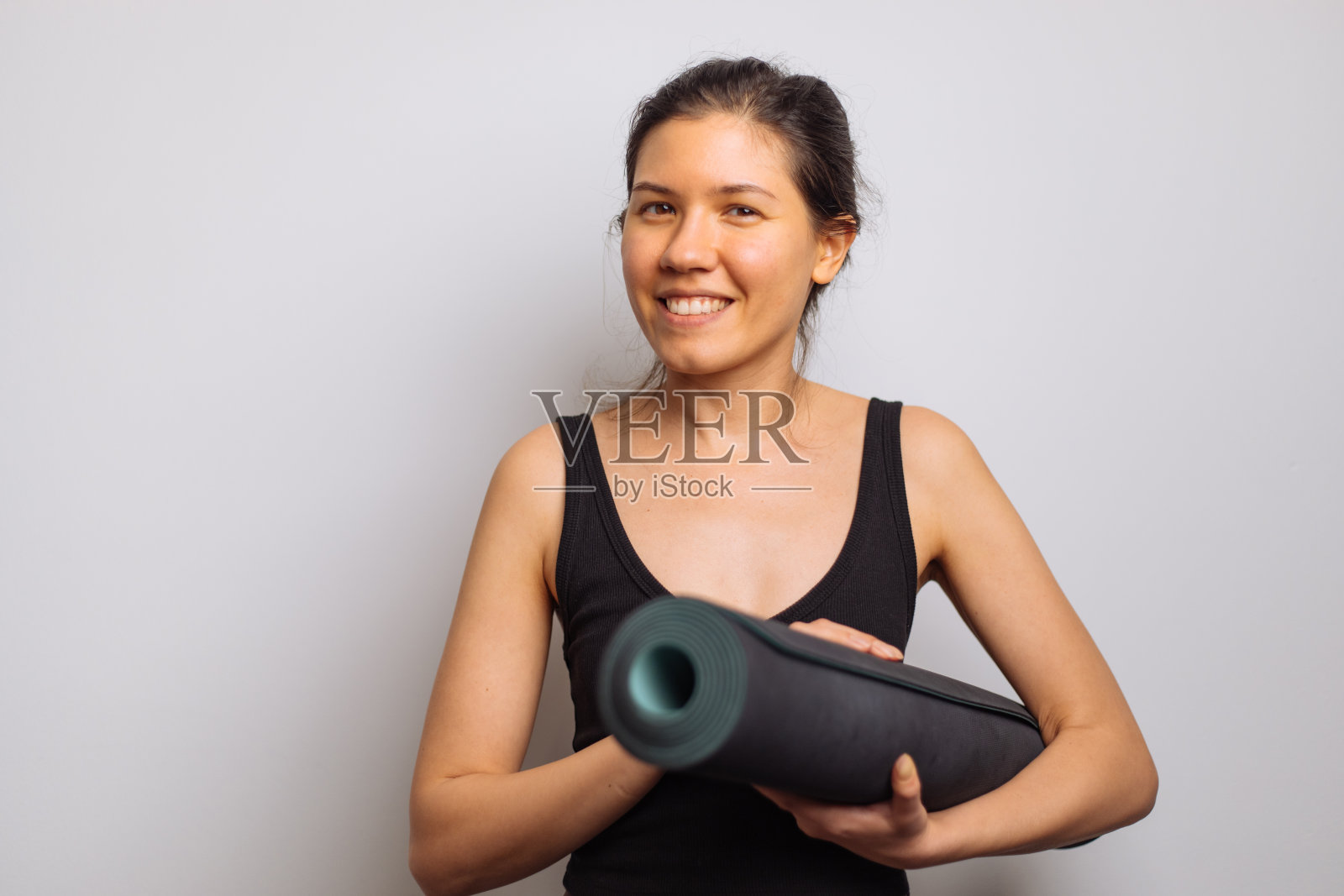 一个女人刚做了一个瑜伽练习照片摄影图片