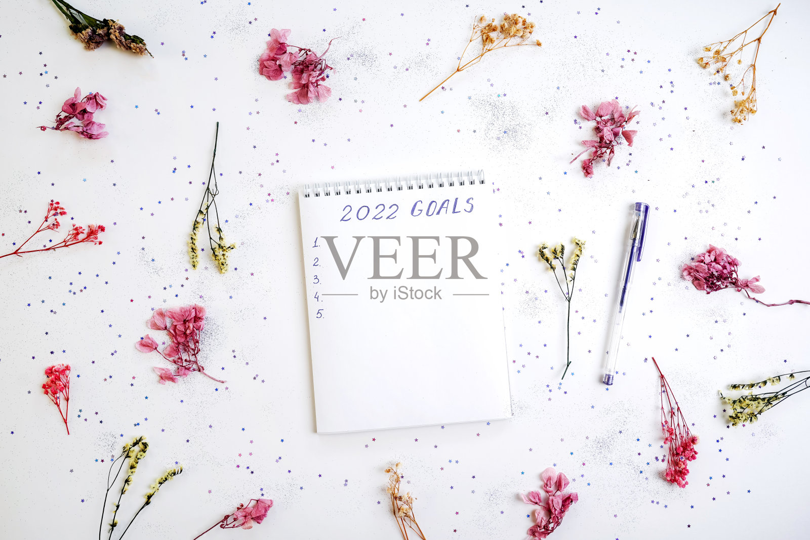 俯视图2022年目标在笔记本上的字母。紫色。照片摄影图片