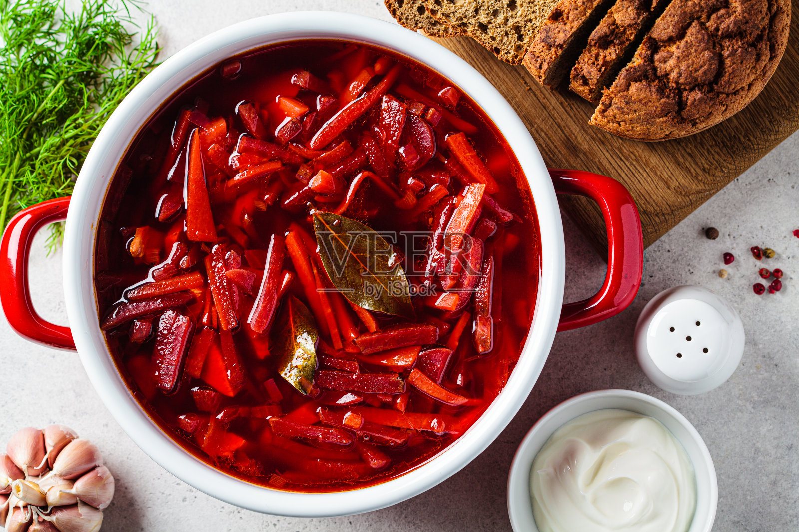 俄罗斯甜菜根汤罗宋汤配大蒜，酸奶油和莳萝。照片摄影图片