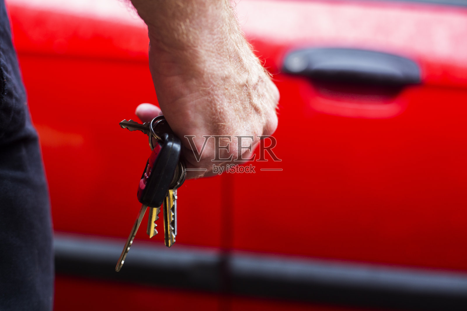 手里拿着车钥匙照片摄影图片