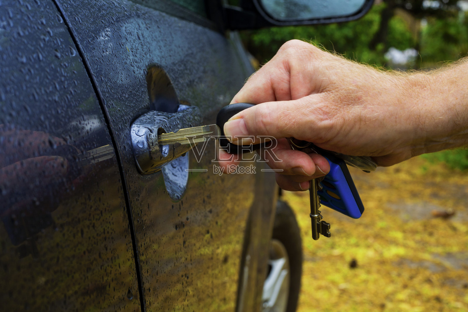 手里拿着车钥匙照片摄影图片