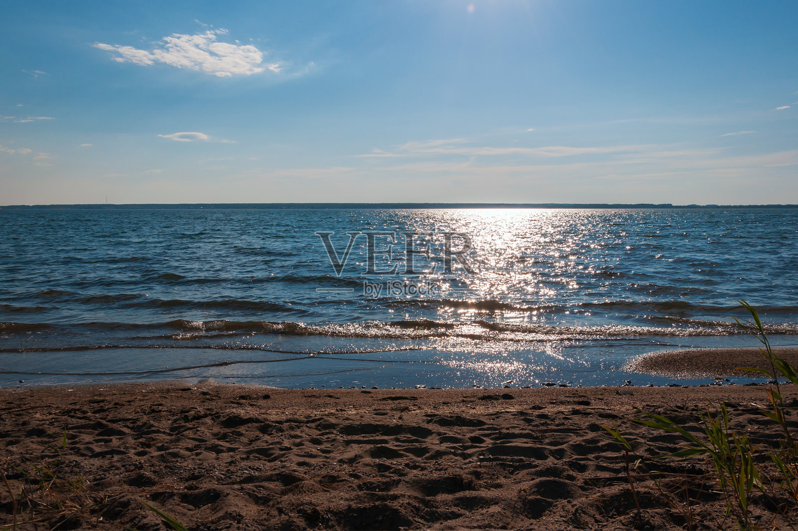 湖面上阳光的反射沙滩。夏天照片摄影图片