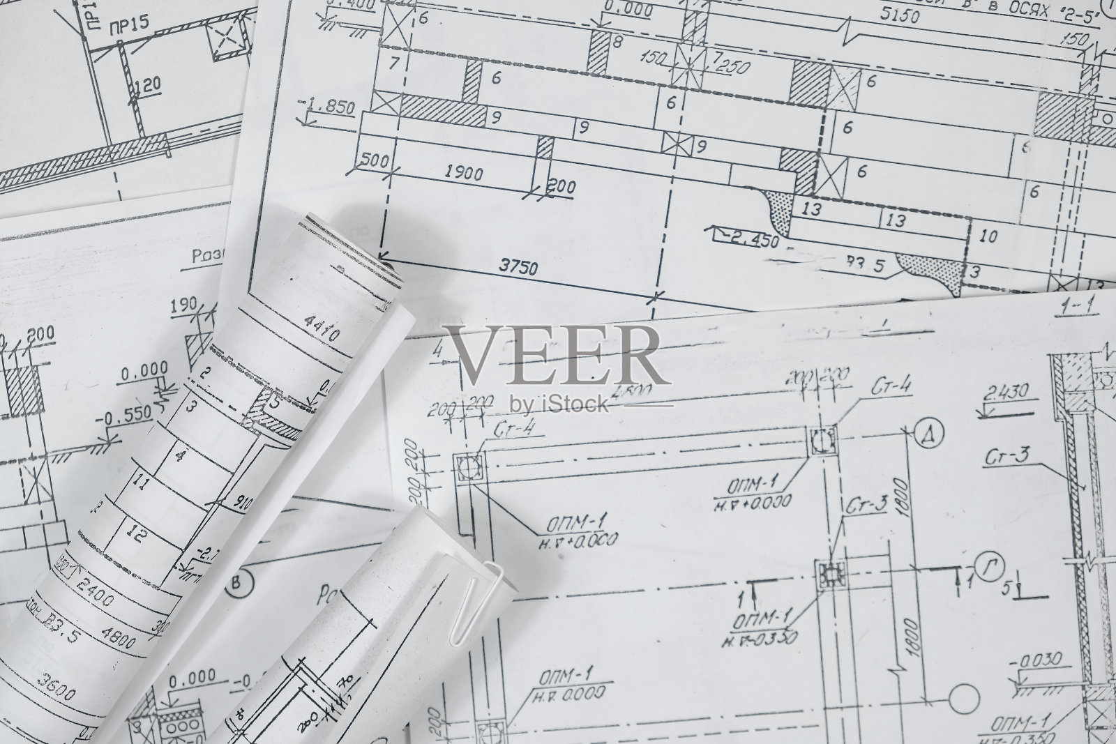 建筑师在建筑师工作室、平面、建筑师背景中设计施工图、草图、蓝图和制作建筑施工图模型照片摄影图片