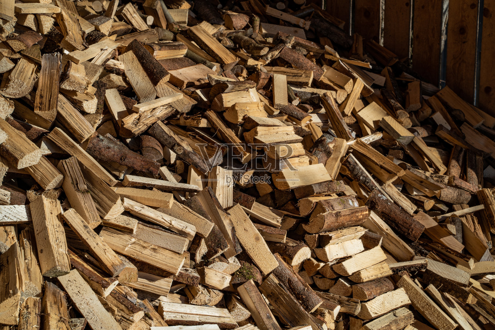 一堆木头堆在一间小屋里照片摄影图片