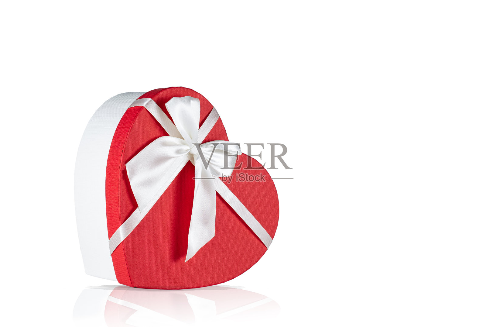 在一个孤立的白色背景上心形的礼盒。照片摄影图片