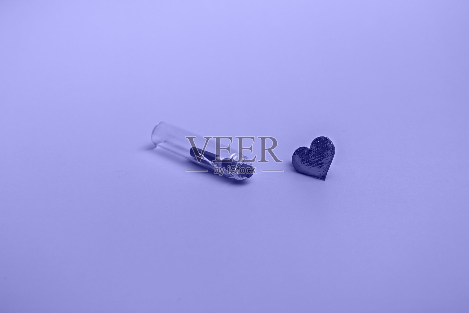 瓶中的讯息，在一个非常亲切的背景和一颗心。节日的概念。特写与复制空间照片摄影图片