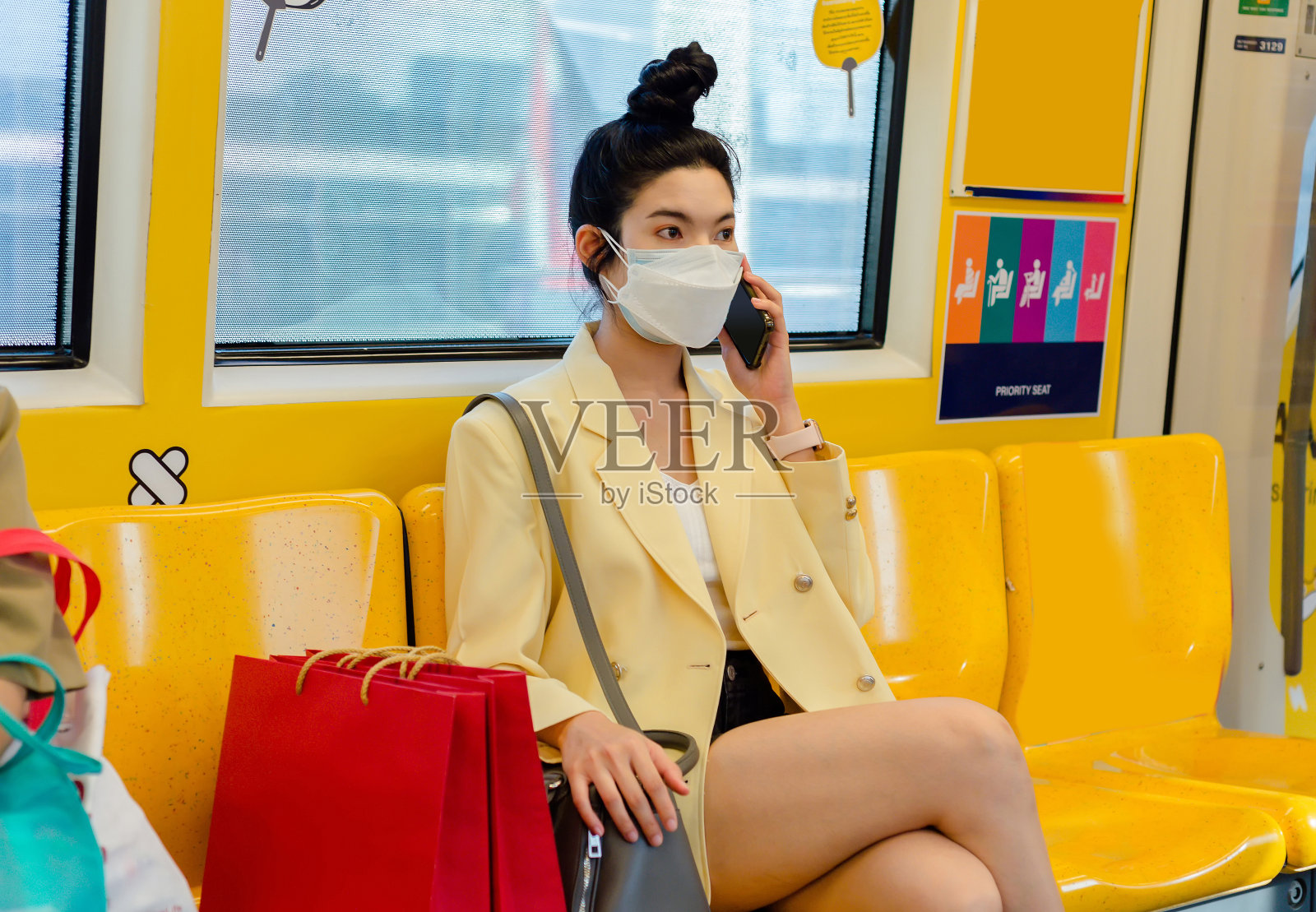 女人在城市里购物照片摄影图片