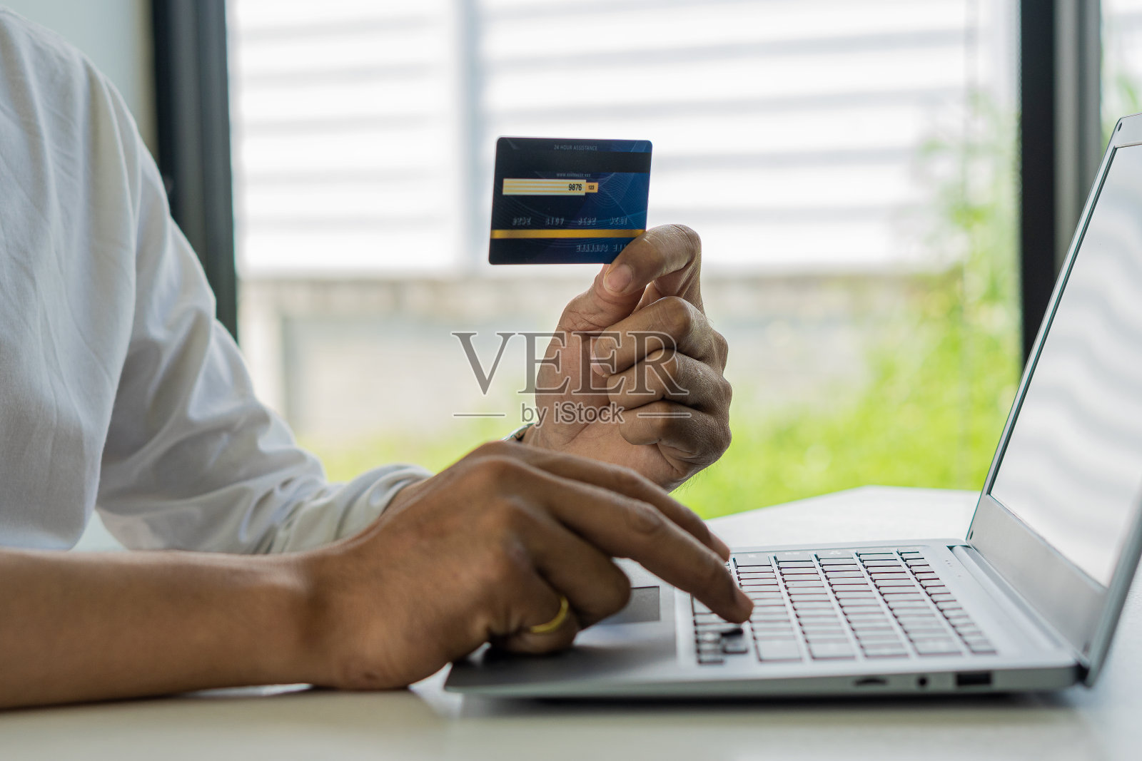 网上购物概念通过信用卡支付笔记本电脑和智能手机。照片摄影图片