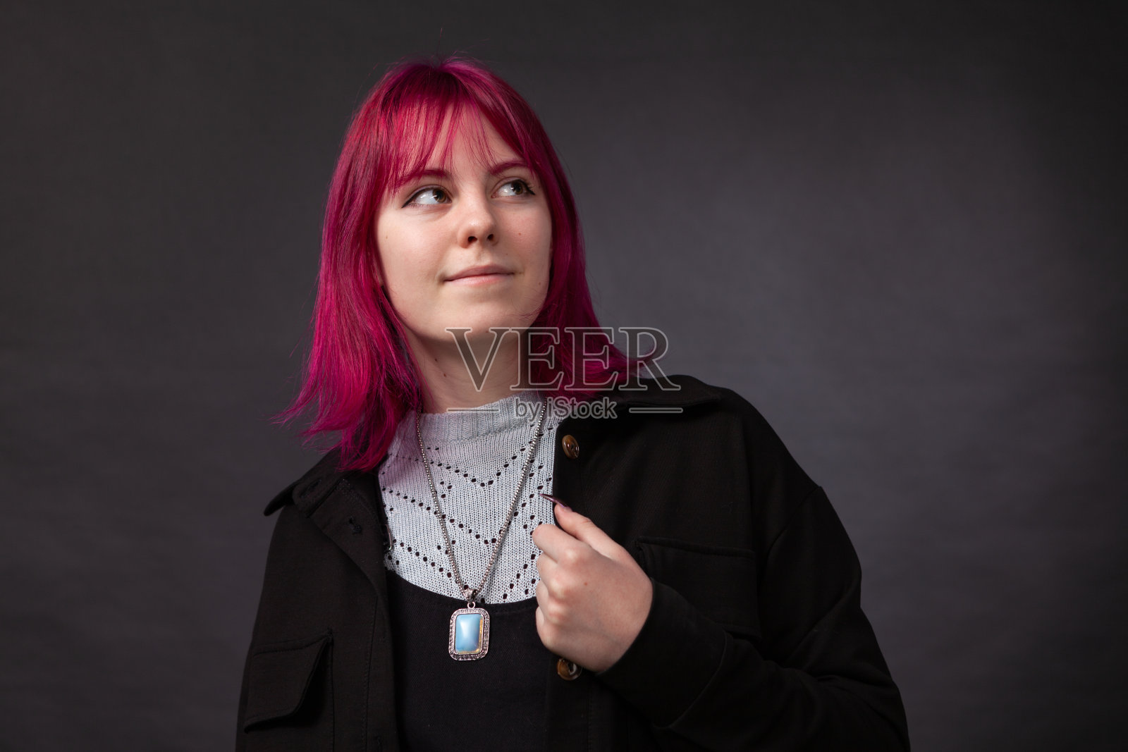 工作室里19岁的粉色头发女人的肖像照片摄影图片