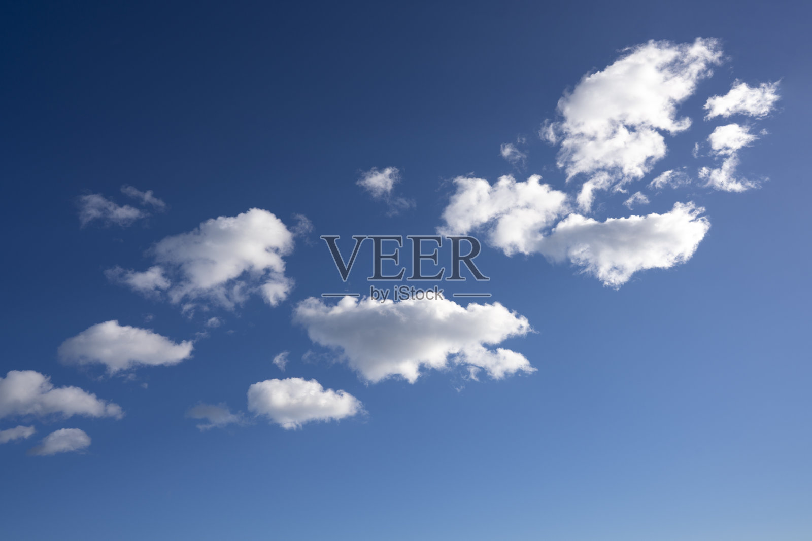 蓝色的天空以夏天的积云为背景照片摄影图片