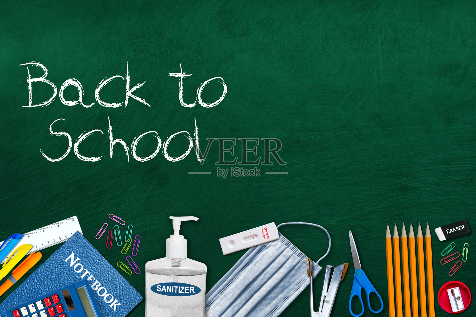 在Covid-19大流行期间，使用复制空间回到学校的必需品照片摄影图片