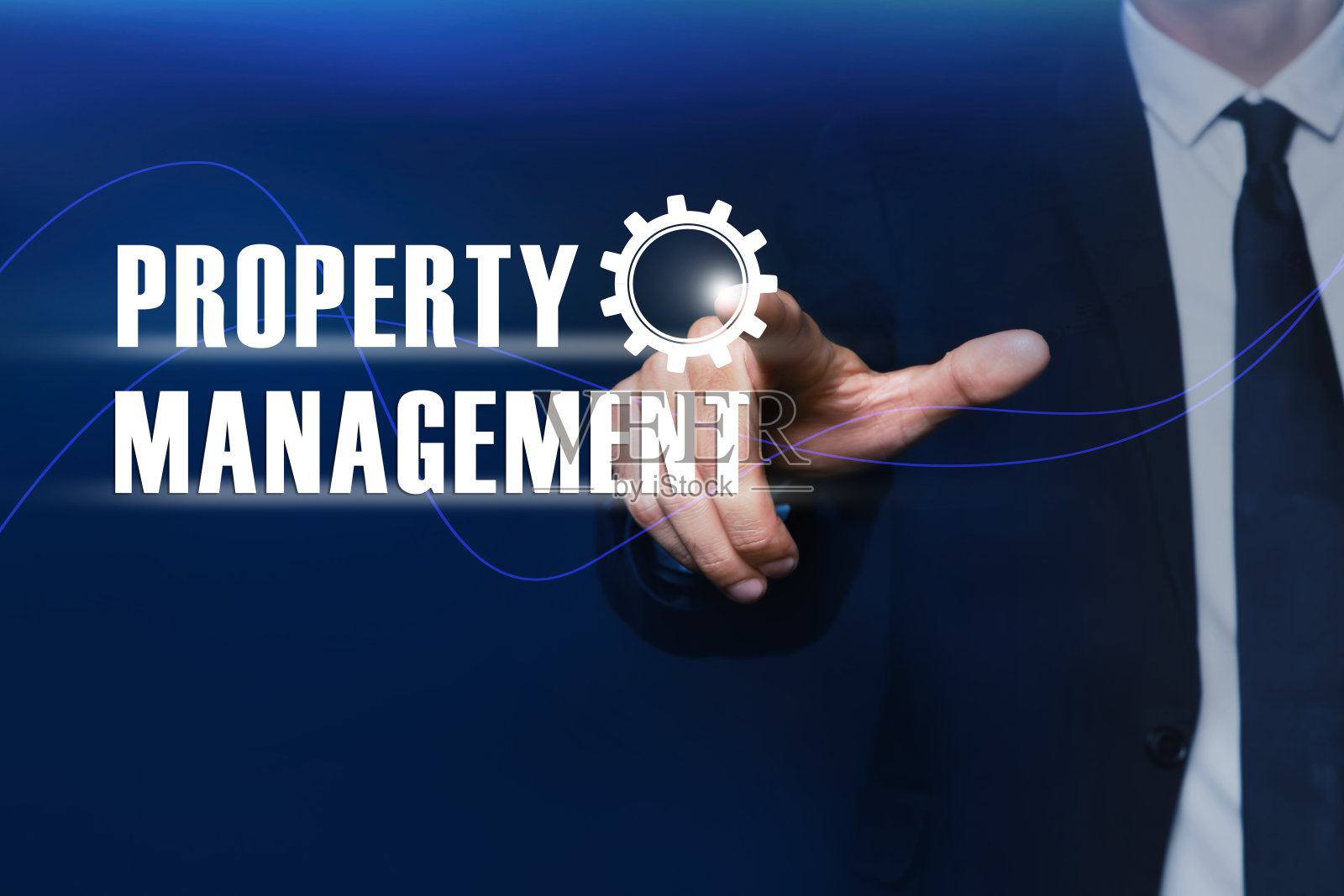 物业管理的概念。男子使用虚拟屏幕齿轮图标，特写照片摄影图片