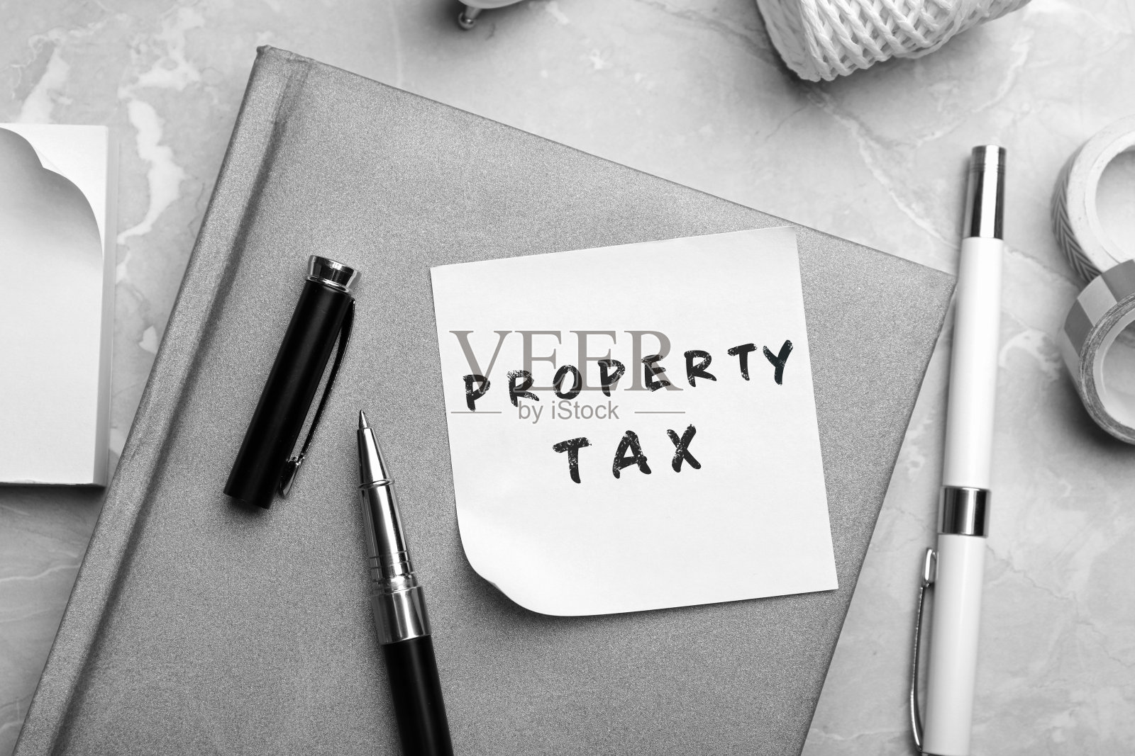 注以文字财产税和文具在桌子上，平放照片摄影图片