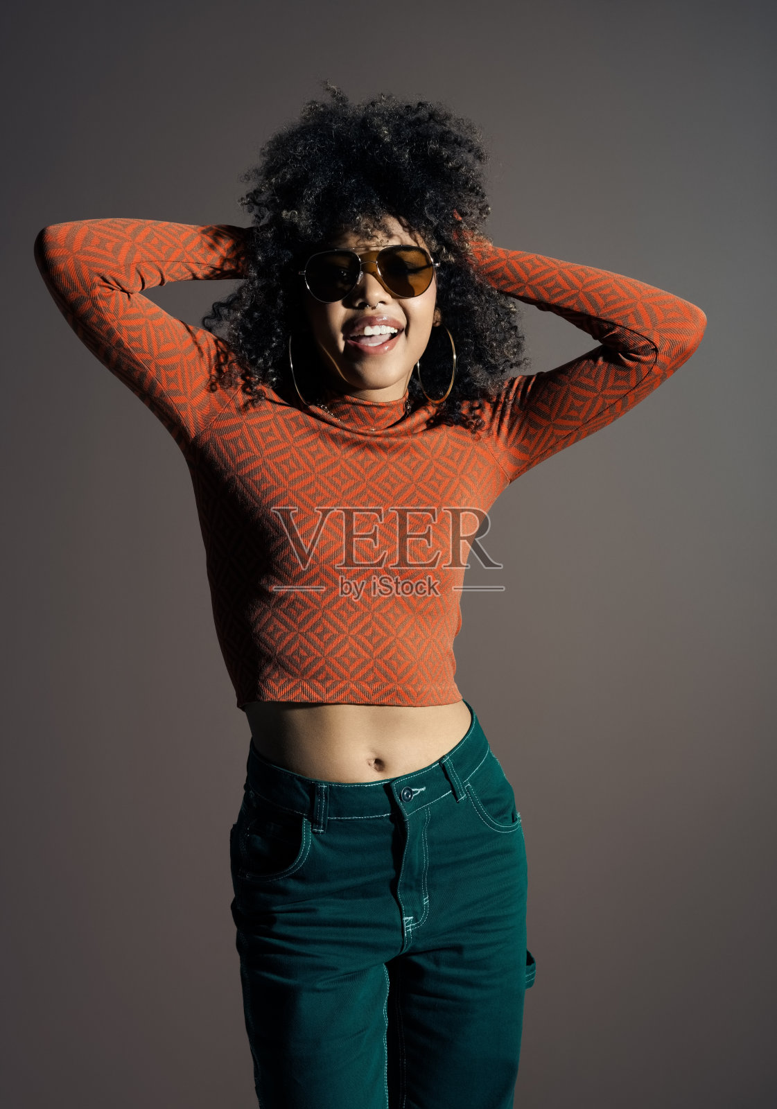 穿着复古风格服装的快乐的年轻女子照片摄影图片