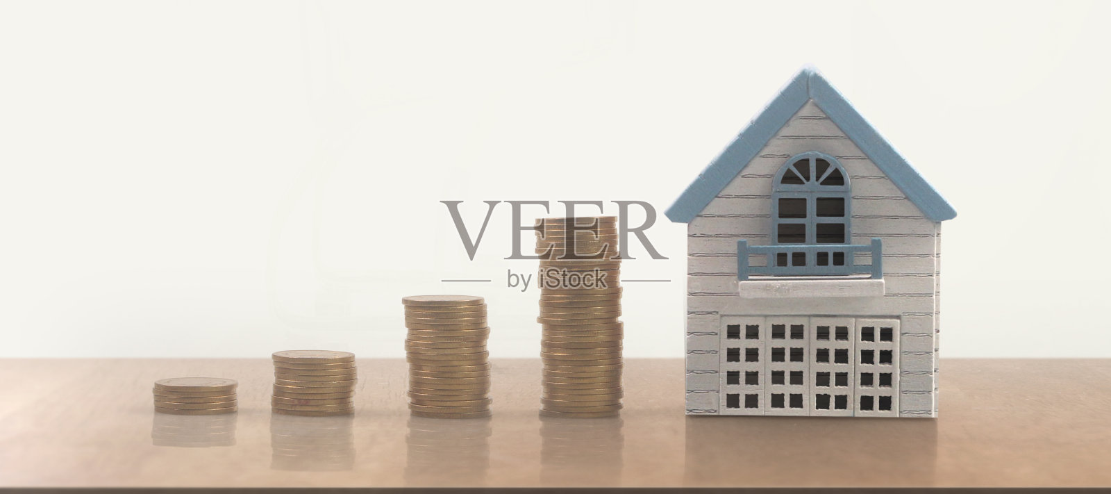 房子嘲笑和硬币。房地产投资理念照片摄影图片