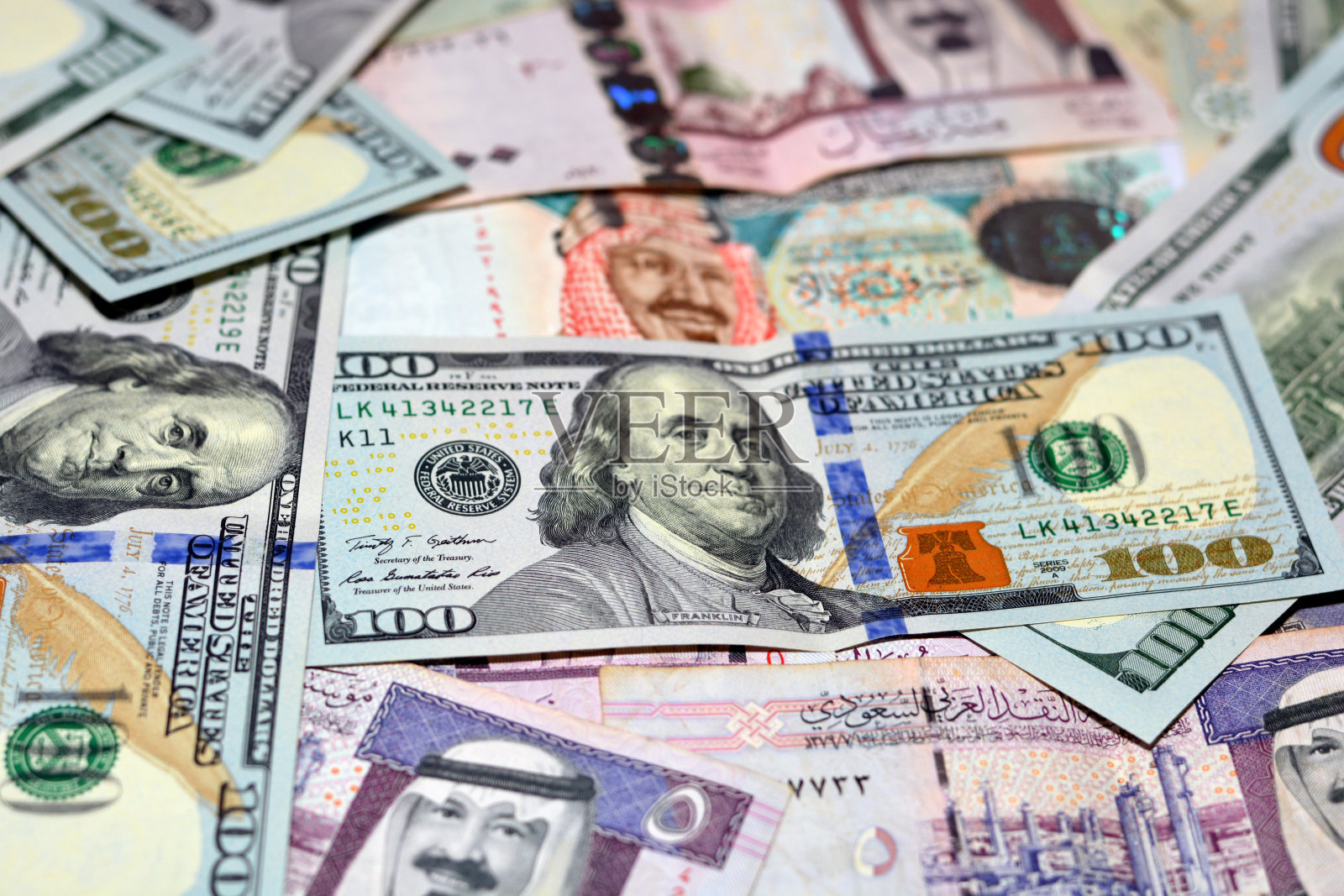 沙特里亚尔货币与美元纸币，模糊的货币，沙特货币与美元汇率照片摄影图片