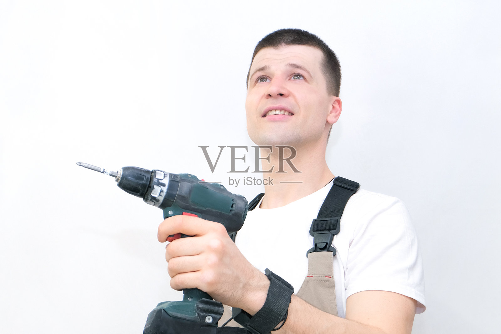 工人手里拿着一把螺丝刀。照片摄影图片