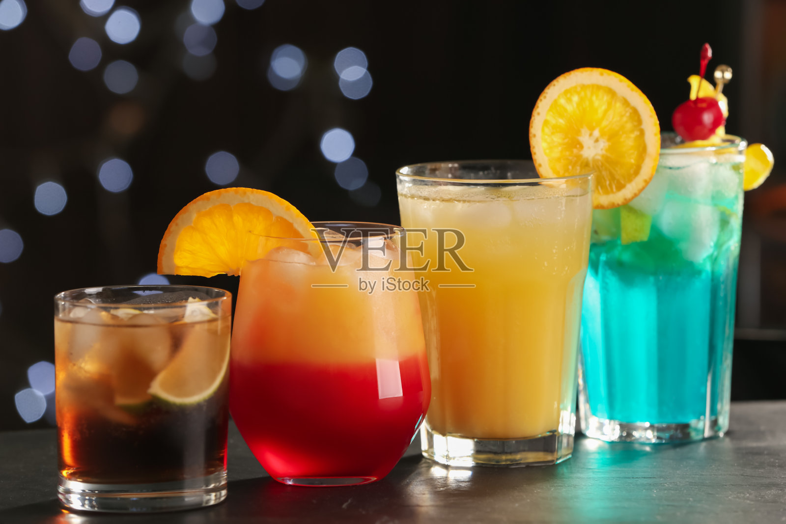 不同美味的鸡尾酒柜台在酒吧照片摄影图片