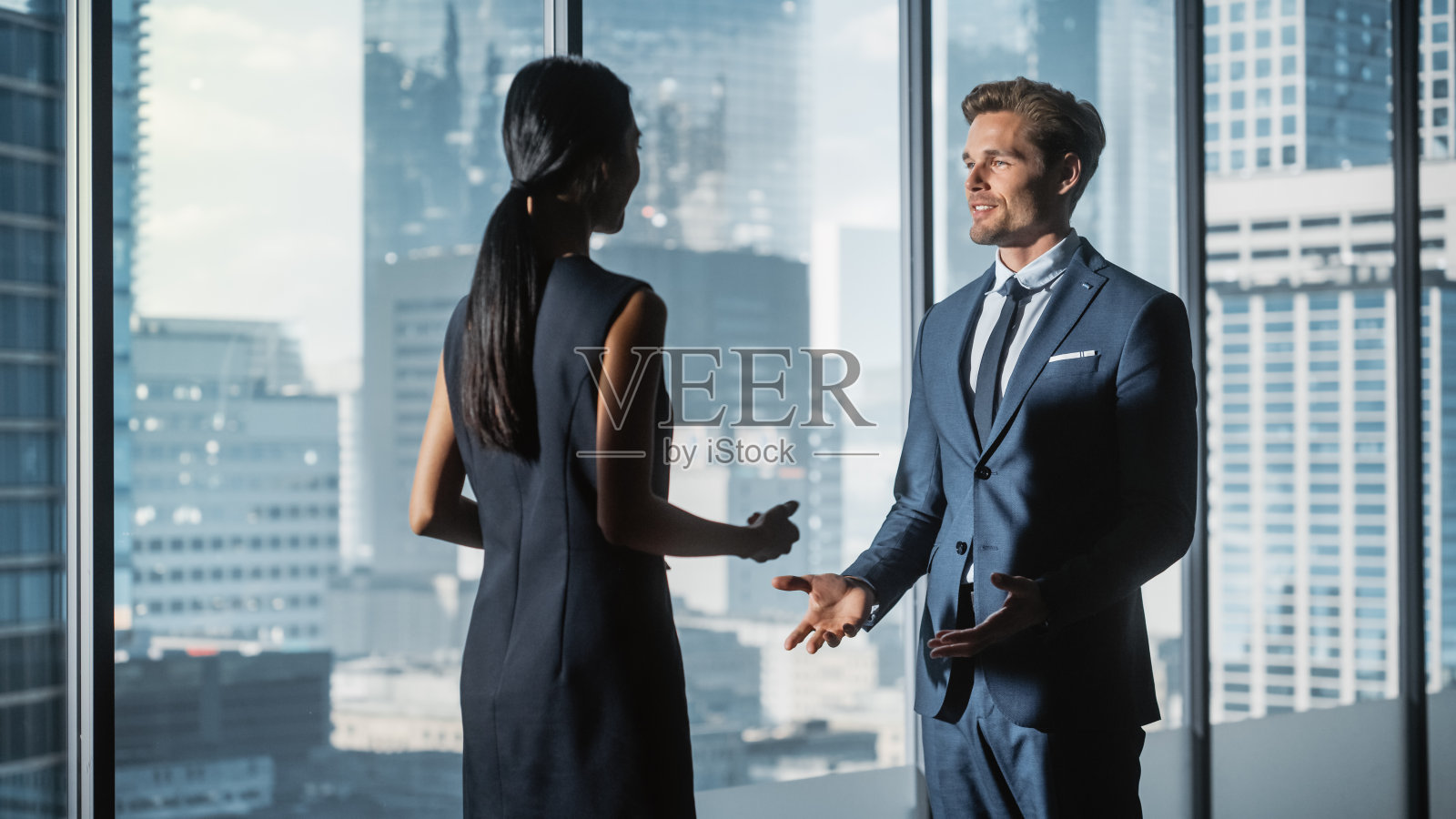 男女商业伙伴在办公室见面，交谈。公司首席执行官和财务经理在市办公室开会。商务人士前来洽谈房地产购买及营销项目。照片摄影图片