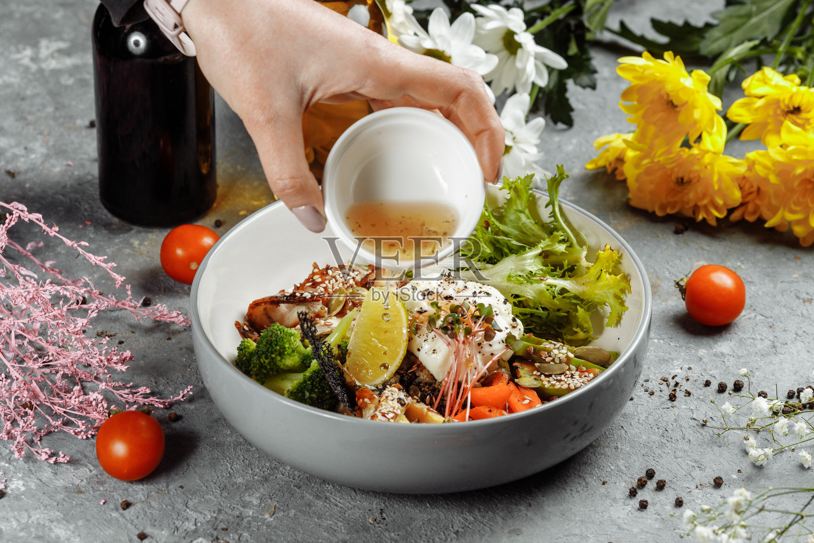 健康碗-藜麦沙拉配金枪鱼，花椰菜，鳄梨在木制质朴的桌子上。俯视图照片摄影图片