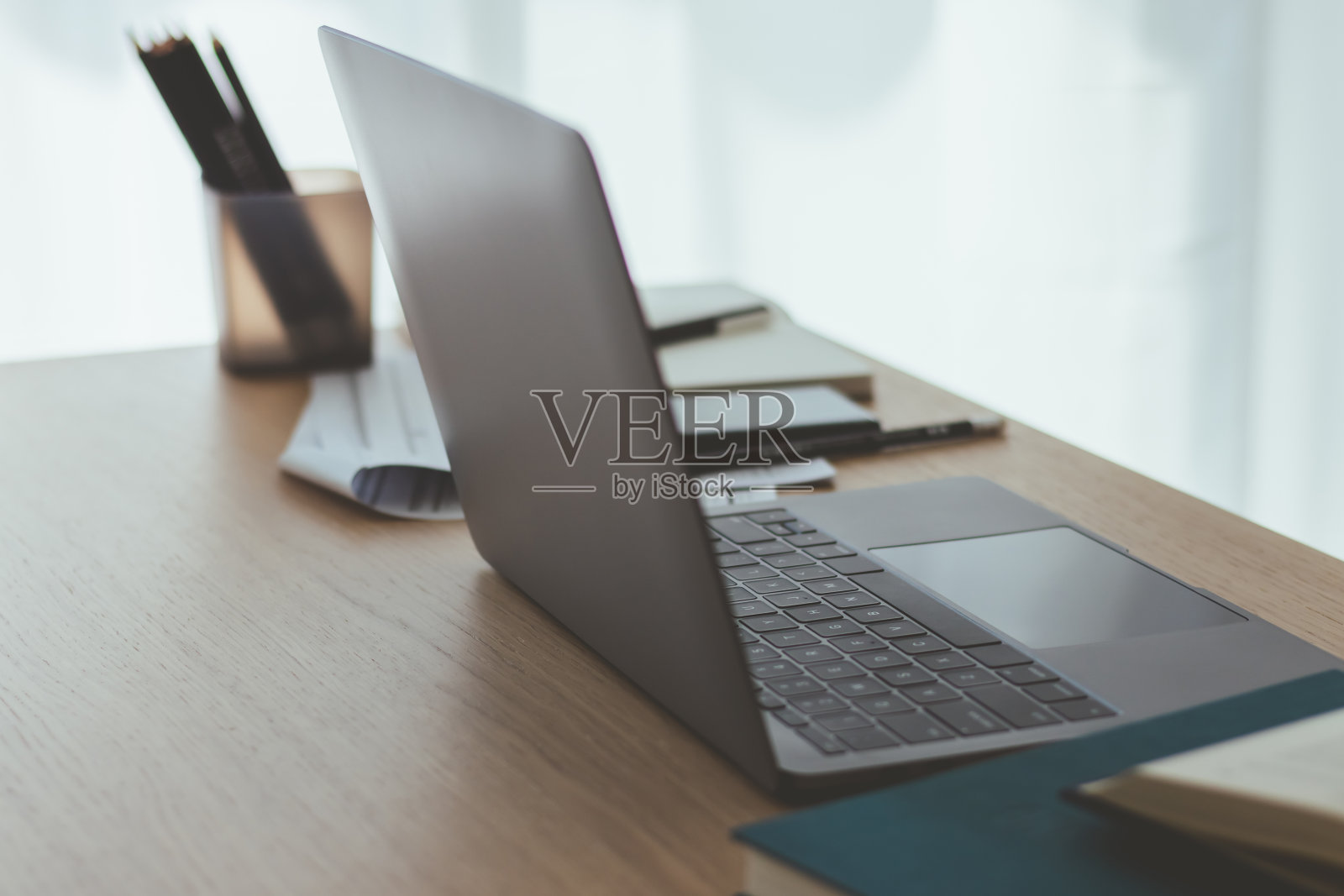 笔记本电脑和书。企业成功理念和学习理念照片摄影图片